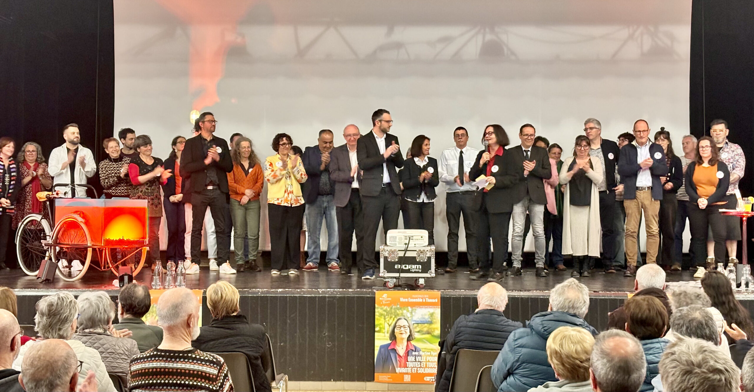 Photos des colistiers de la liste Vivre Ensemble à Thouaré lors de la réunion publique du 11 mars